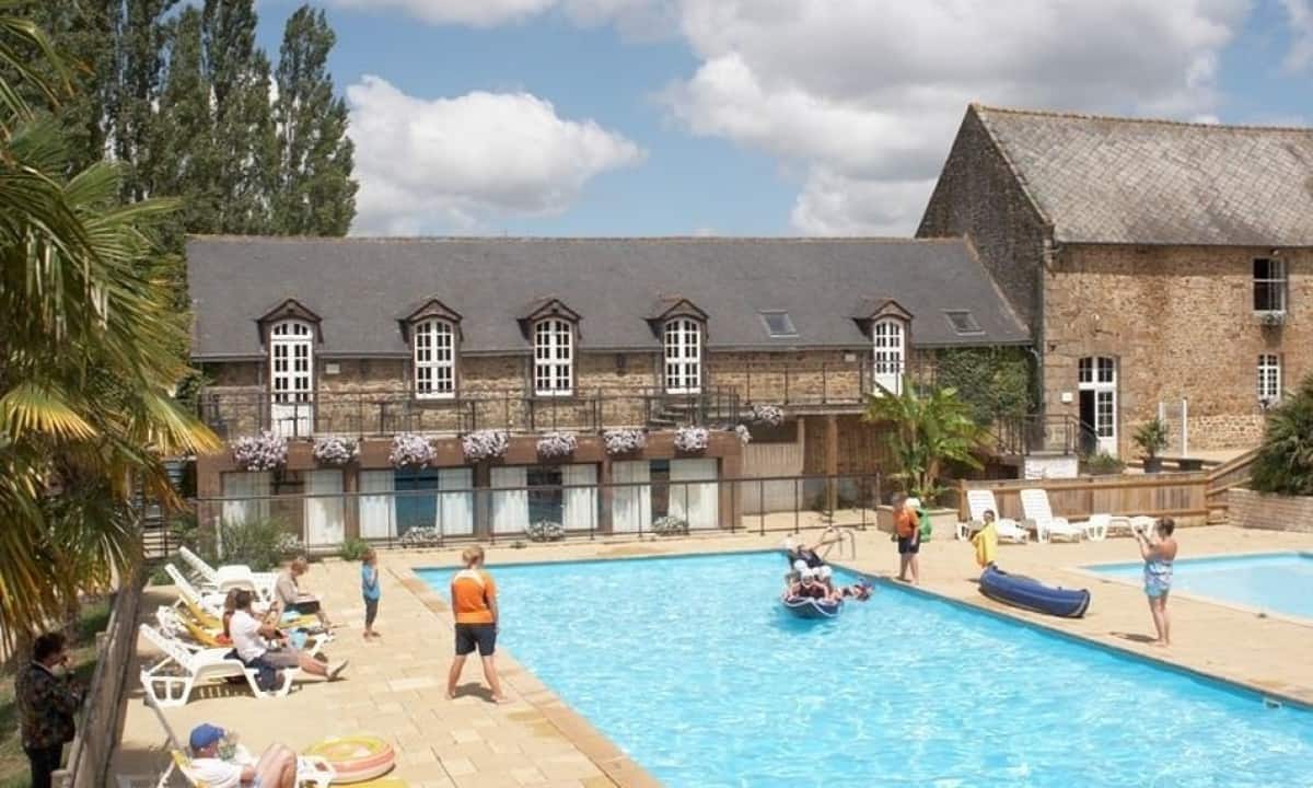 Camping-Domaine-des-Ormes-zwemparadijs-buiten