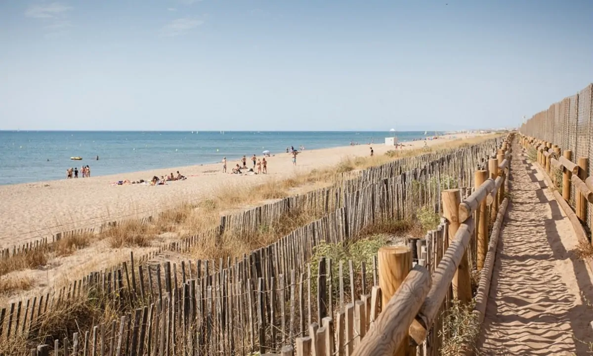Camping-La-Plage-et-le-Bord-de-mer-pad