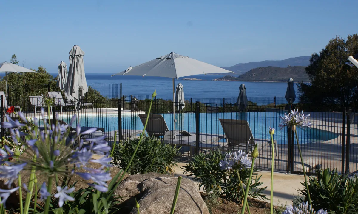 Camping-Lacasa-Corsica-zwembad-uitzicht