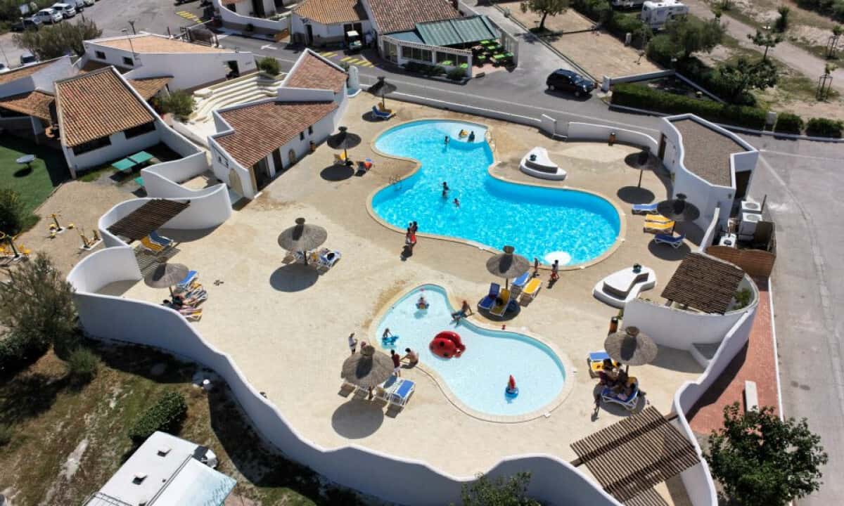 Camping-Le-Clos-du-Rhone-zwembad-overzicht