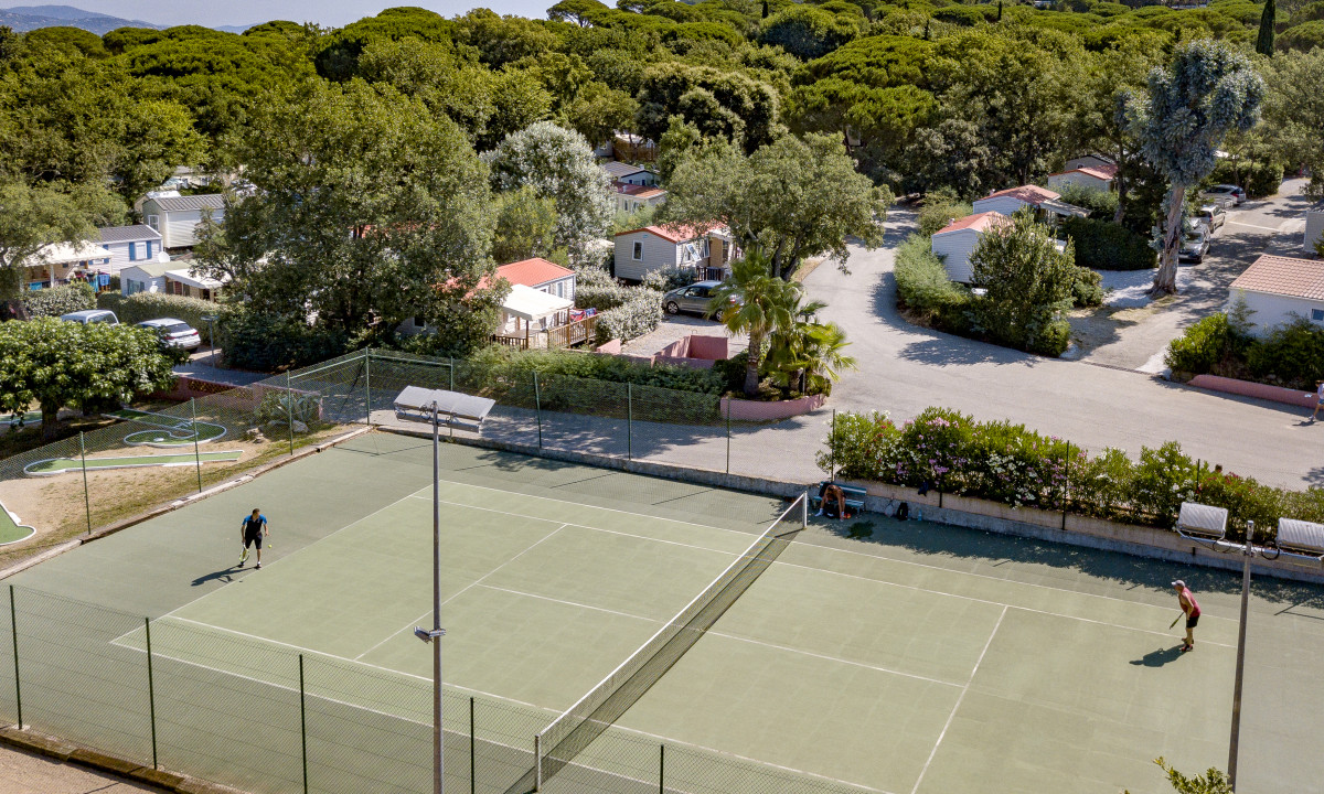 Camping-Parc-Saint-James-Parc-Montana-tennisbaan Camping-Parc-Saint-James-Parc-Montana-tennisbaan