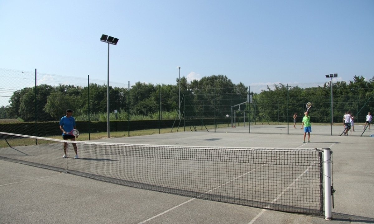 Camping-Leï-Suves-tennisbaan Camping-Leï-Suves-tennisbaan