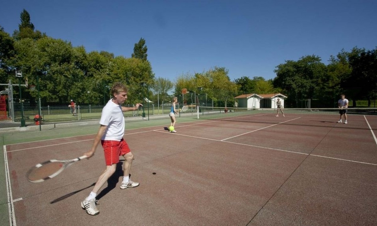 Camping-Le-Ruisseau-des-Pyrénées-tennisbaan Camping-Le-Ruisseau-des-Pyrénées-tennisbaan