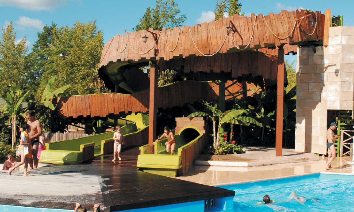 Camping-Village-Tropical-Sen-Yan-glijbaan Camping-Village-Tropical-Sen-Yan-glijbaan