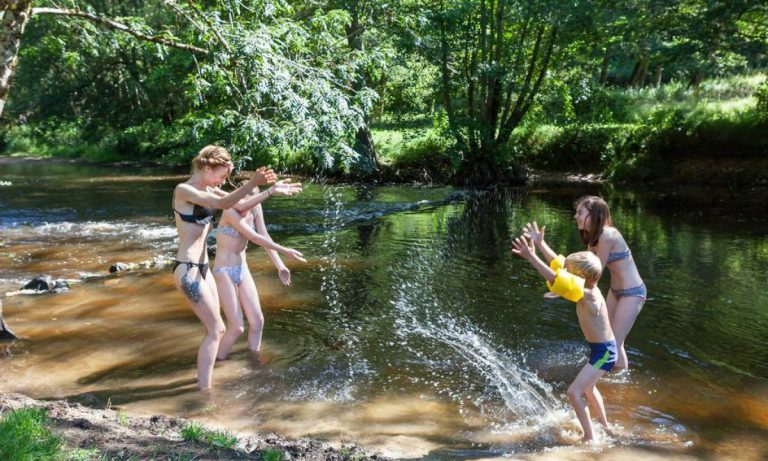 Camping Les Gorges du Chambon rivier 2 768x461