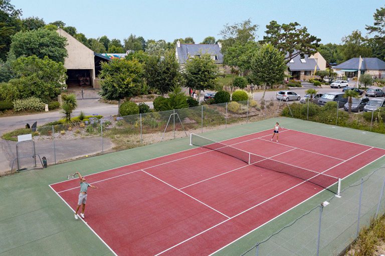 Sandaya Camping Les Deux Fontaines tennisbaan 768x512