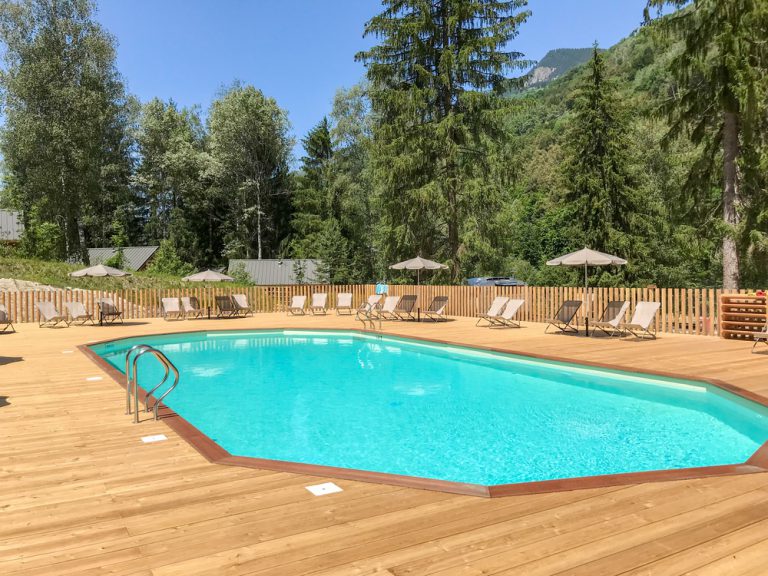 Camping Huttopia Bozel en Vanoise zwembad 768x576