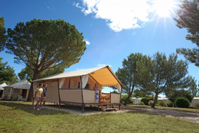 Camping L Ile des Papes lodgetent 768x512