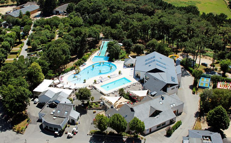 Camping Le Mané Guernehué zwembad overzicht 768x478