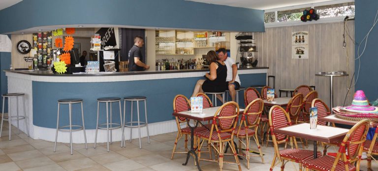 Camping Le Château Du Petit Bois bar 768x347