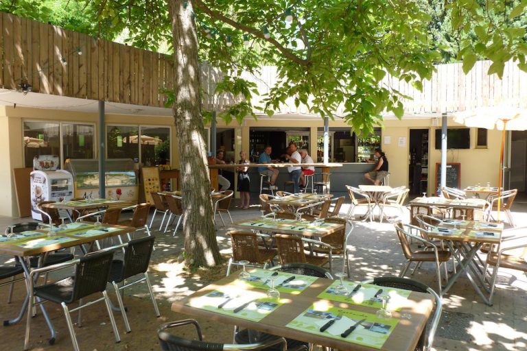 Camping du Pont d Avignon terras 768x512