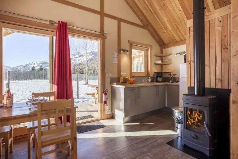 Campinga Huttopia Vallouise chalet houtkachel 768x512
