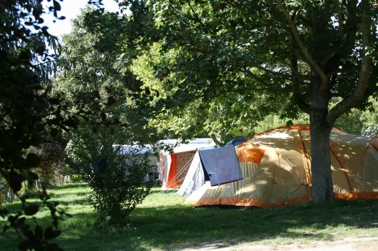 Camping Le Château des Tilleuls staanplaatsen 768x511