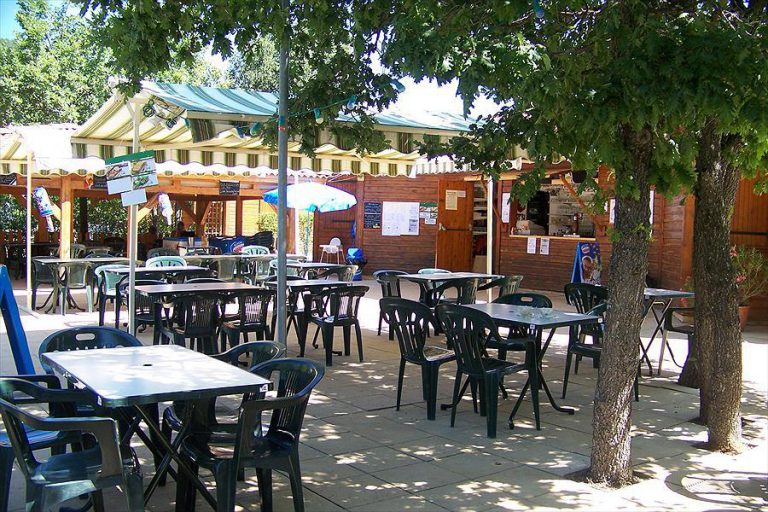 Camping Les rives du Lac Veynes terras 768x512