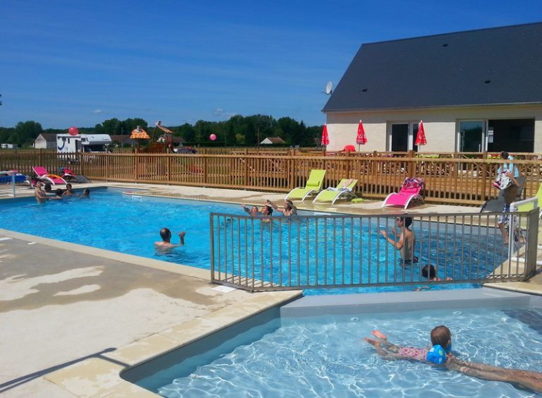 Camping Loire et Châteaux kinderbad 768x564