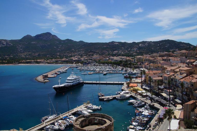 Camping Les Castors in Calvi op Corsica haven 768x510