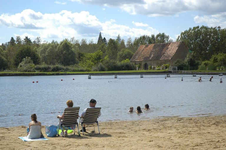 Camping Huttopia Etang de Fouché meer 768x511