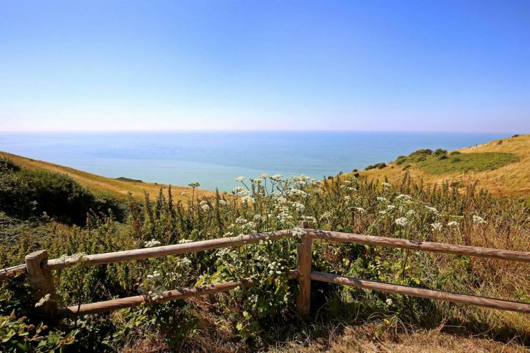 Camping Huttopia Les Falaises Normandie kliffen 768x512
