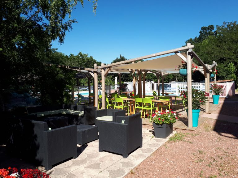 Camping La Bohême Ardeche Terras 768x576