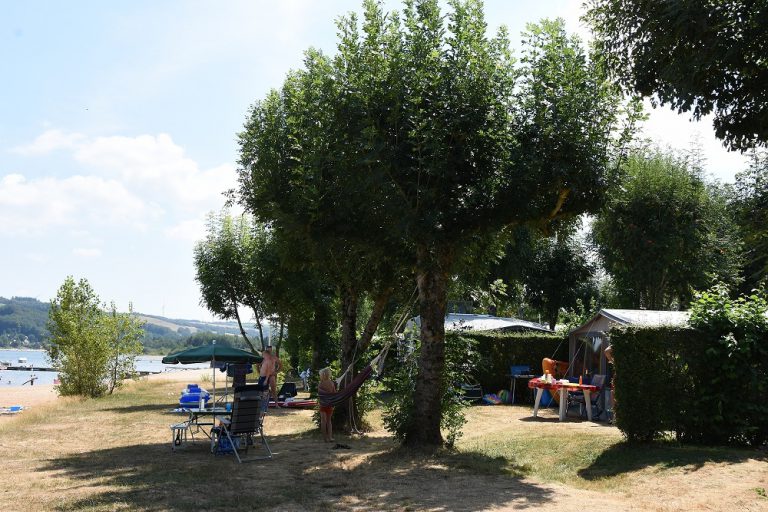 Camping Les Genêts Salles Curan staanplaats 768x512