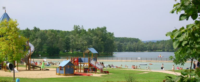 Camping du Lac in Cormoranche sur Saône strand 768x316