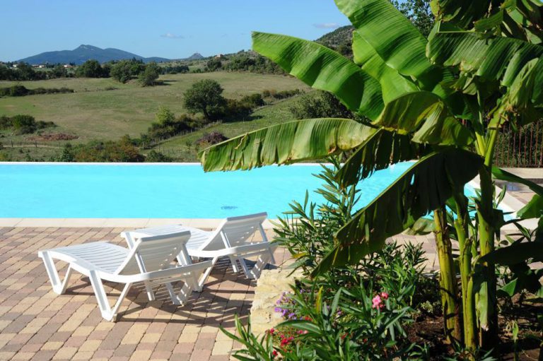 Camping Domaine De Chadeyron ligstoelen 768x511