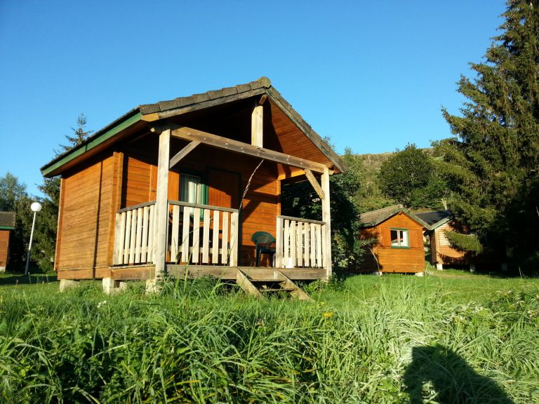 Camping Domaine de l Ours chalets huren Cantal 768x576