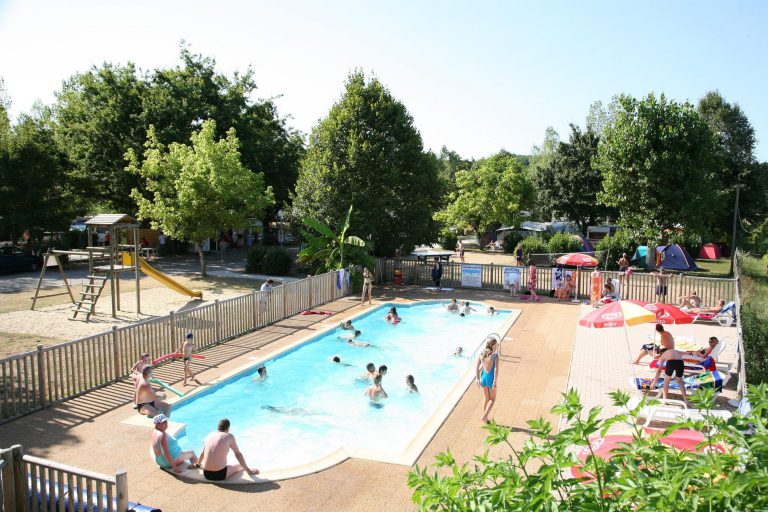 Camping Le Bosquet Dordogne zwembad 768x512