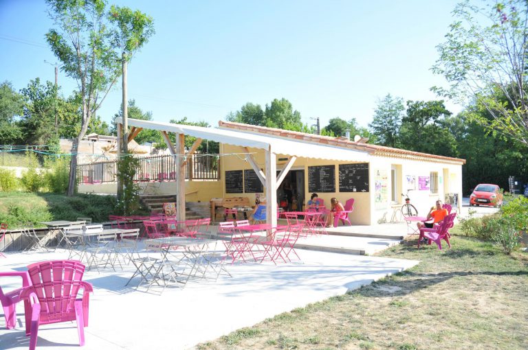 Camping Le Coin Charmant Ardeche terras 768x510
