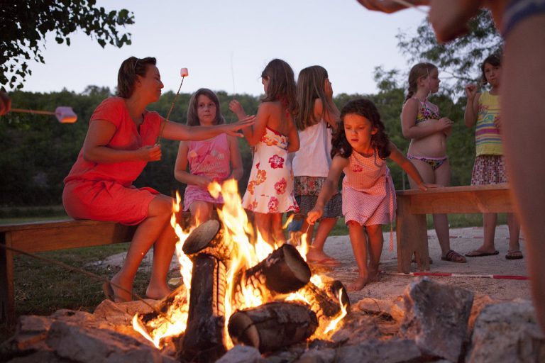 Camping Le Douzou Dordogne kampvuur 768x512