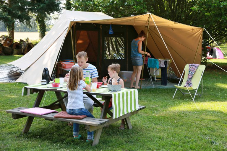 Camping Le Muret in Saint Salvadou Aveyron staanplaats huren 768x512