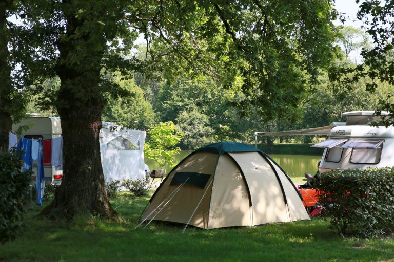 Camping Le Muret in Saint Salvadou Aveyron staanplaatsen 768x512