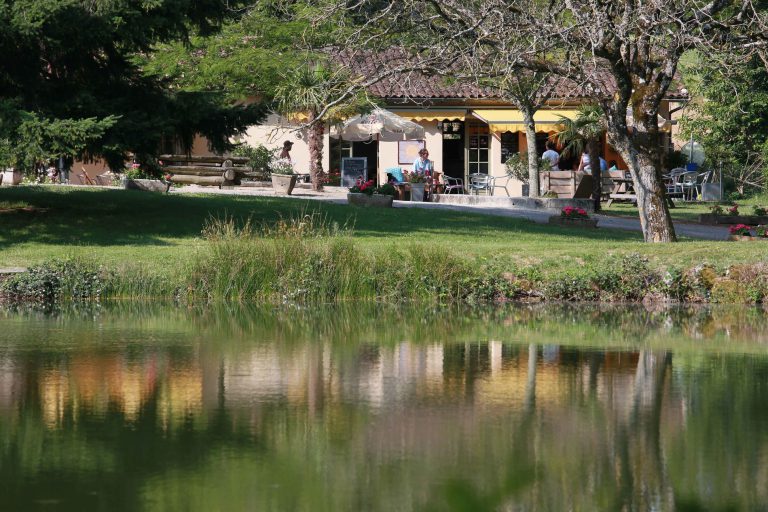 Camping Le Muret in Saint Salvadou Aveyron terras 768x512
