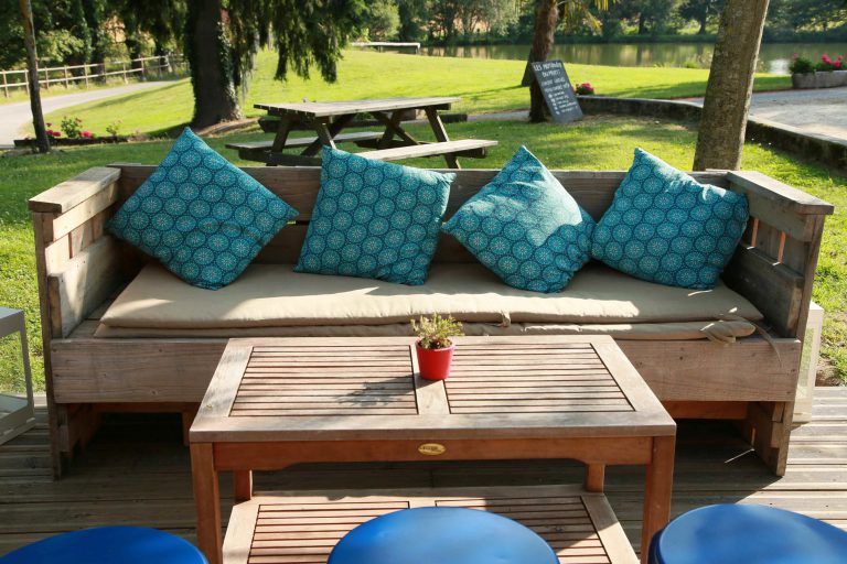 Camping Le Muret in Saint Salvadou Aveyron terras lounge 768x512