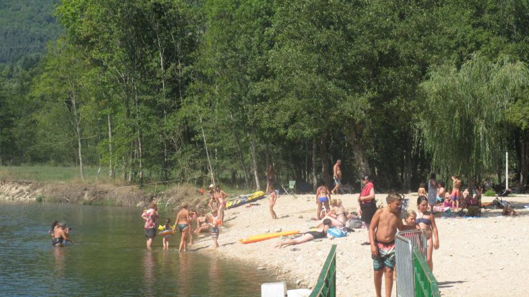 Camping Le Soleil Rouge Ardeche strand 768x431