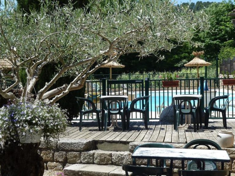 Camping Les Cruses terras 768x576