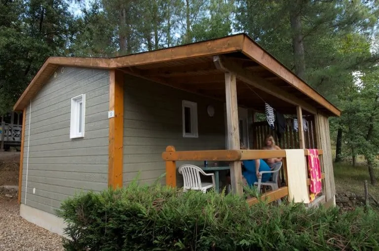 Camping Les Pins d Ucel chalet huren 768x509