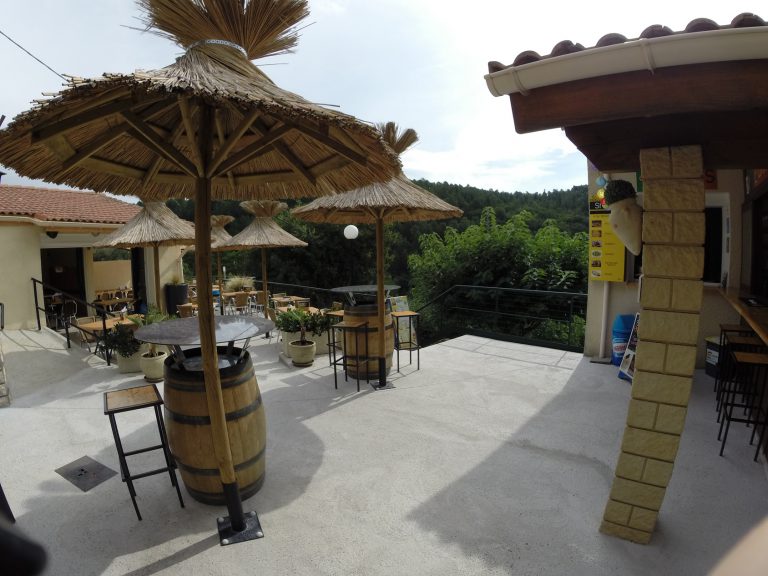 Camping Les Pins d Ucel terras 768x576