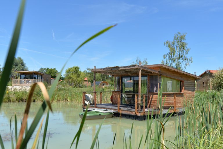 Lodges De Blois Chambord chalet aan meer 768x512