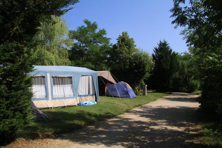 Camping L Anjou Gers staanplaats 768x512