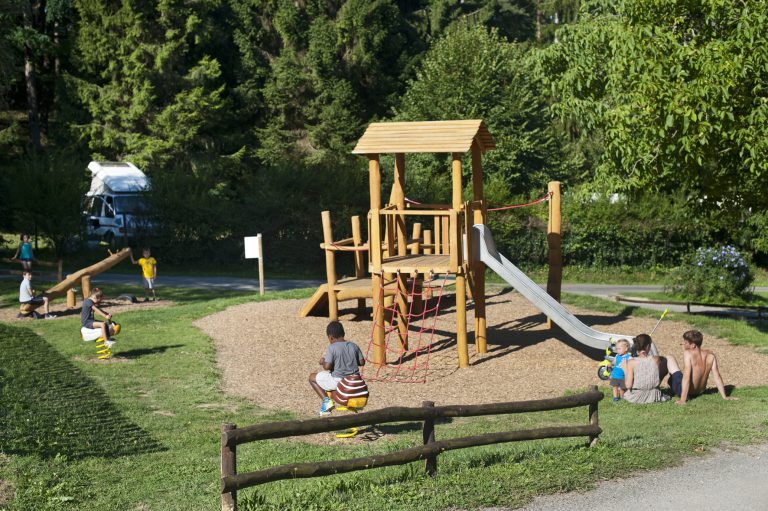 Camping Huttopia Sarlat speeltuin 768x511