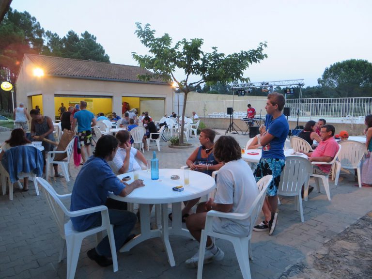 Camping La Rouviere Les Pins Ardeche terras 768x576