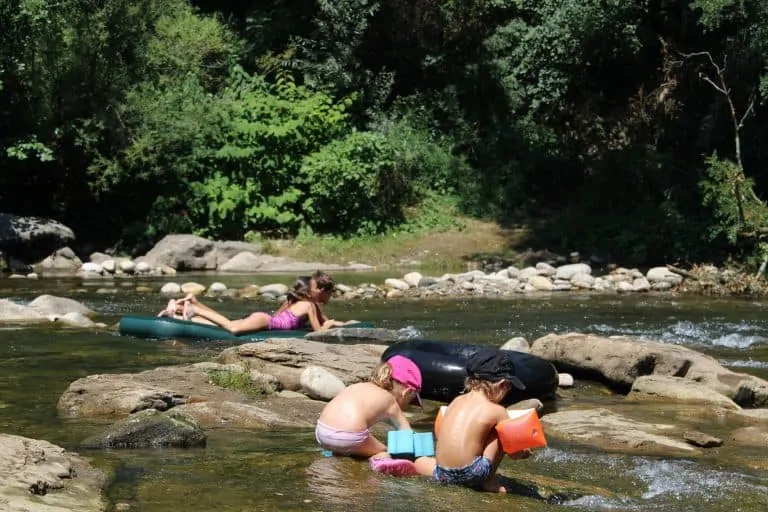 Camping Lou Rouchetou Ardeche spelen in de rivier 768x512