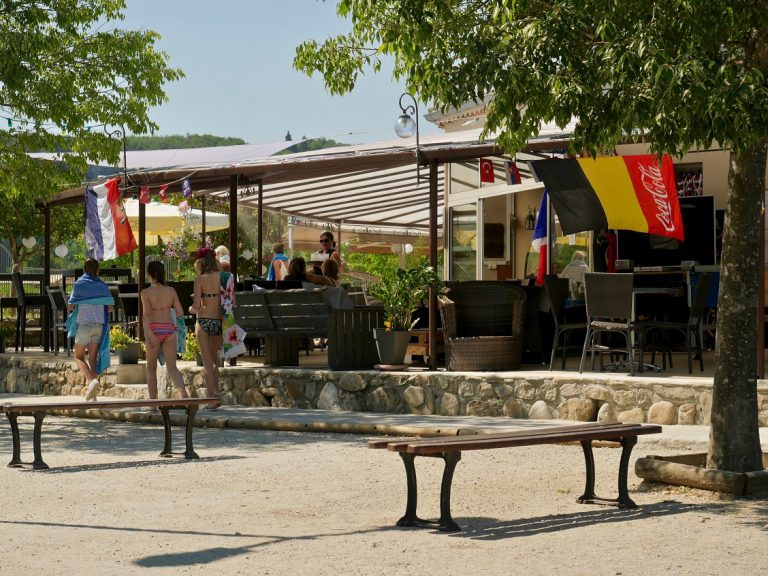 Camping Lou Rouchetou Ardeche terras 768x576