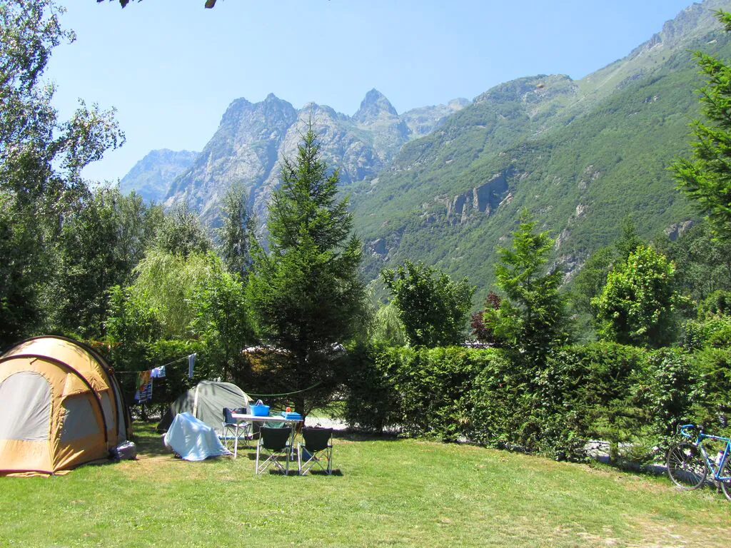 Camping Château de Rochetaillée in Le Bourg-d'Oisans, Auvergne-Rhône-Alpes, France